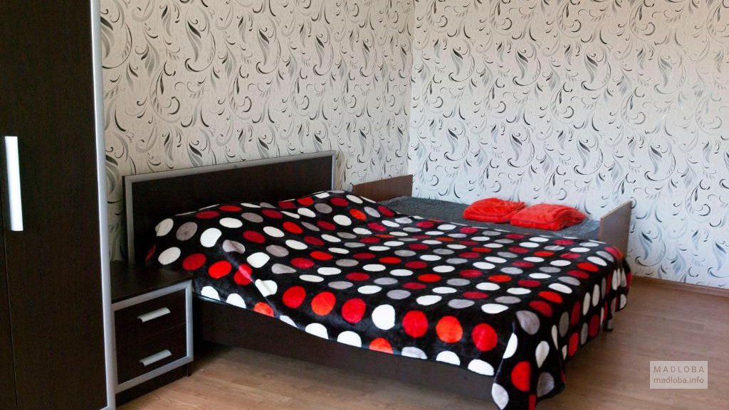 Кровать в номере гостевого дома "На Амилахвари”