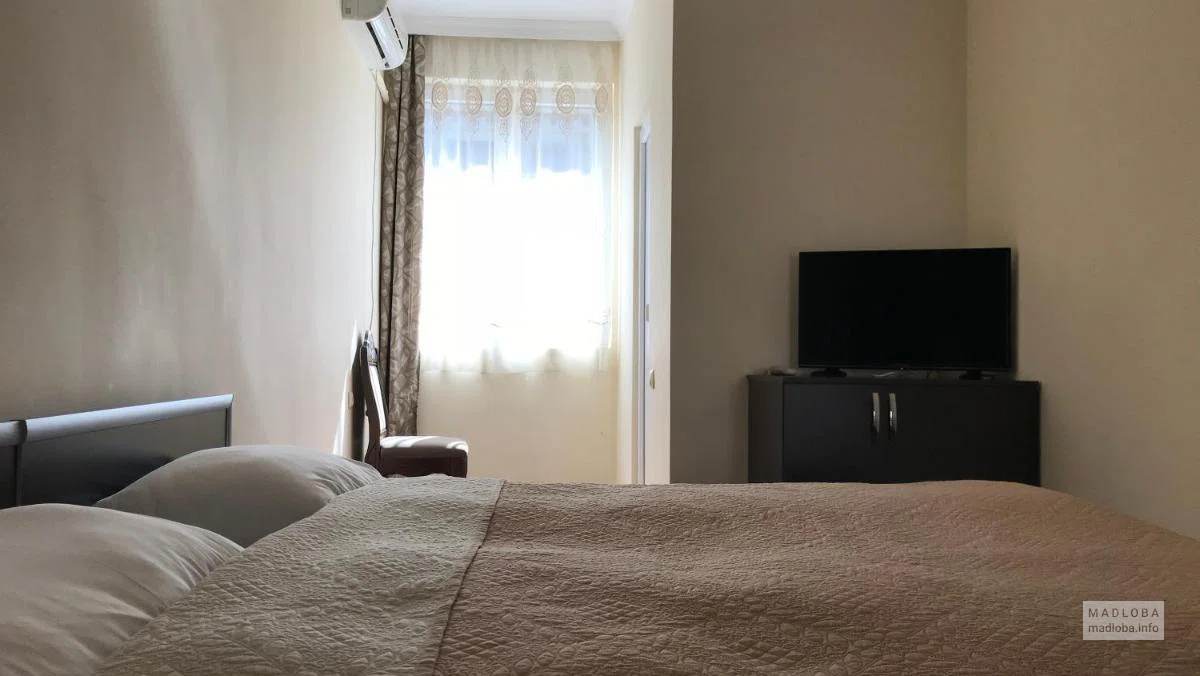 ოთახის ინტერიერი სასტუმრო სახლში ევროპის მოედანზე