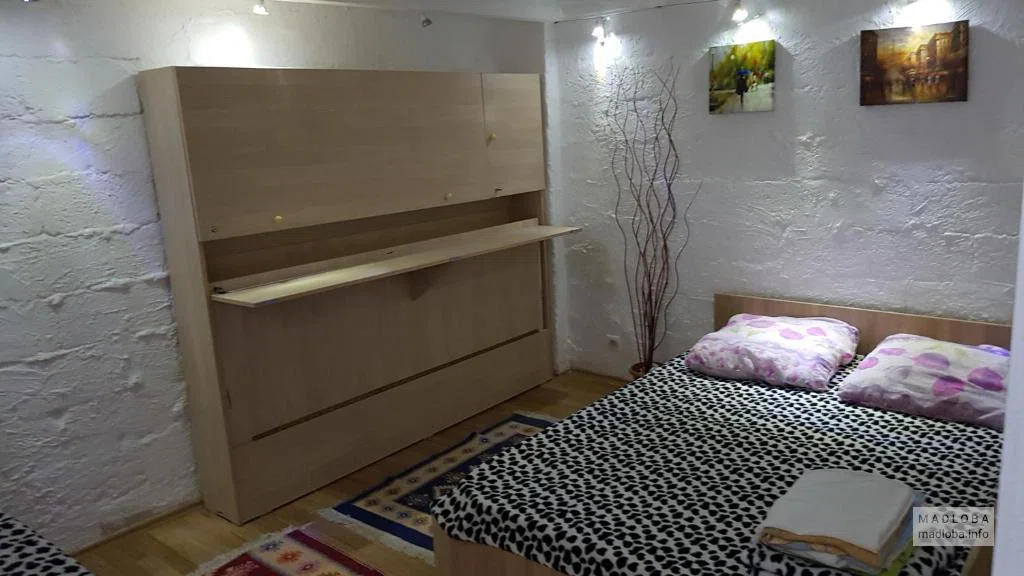 Кровать в номере гостевого дома Парадиз