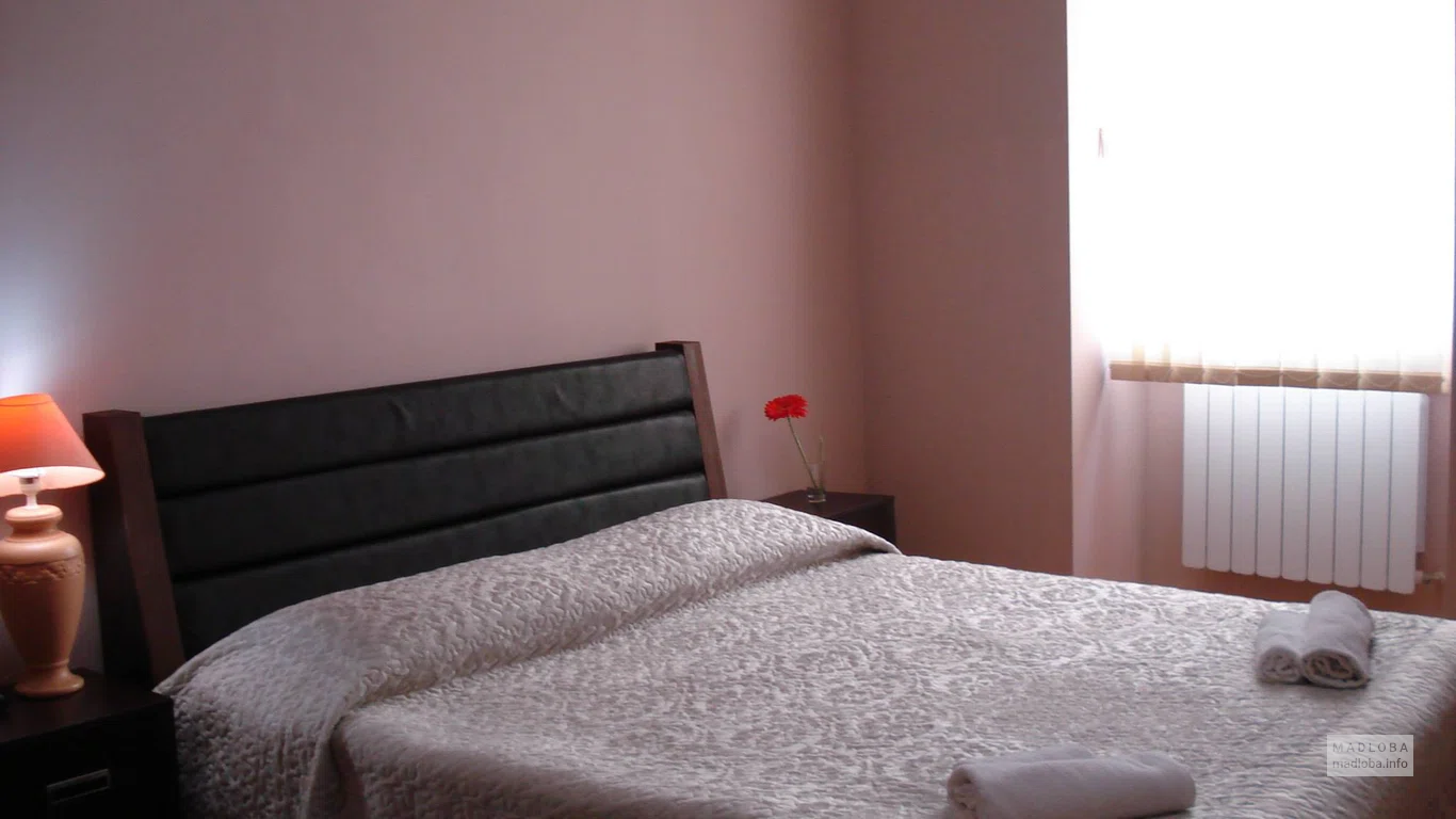 Кровать в гостинице Гури в Грузии