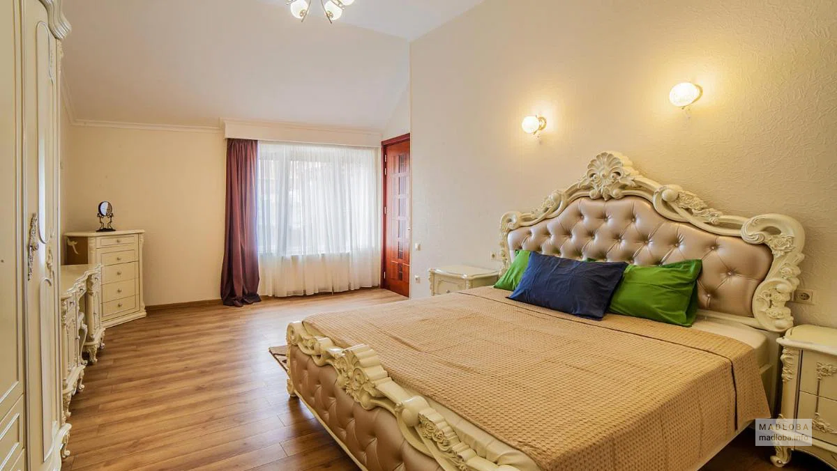 Интерьер спальни в апартаментах Hermes в Тбилиси