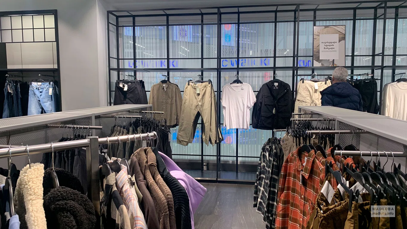 Вешалки с товаром Clothing store H&M