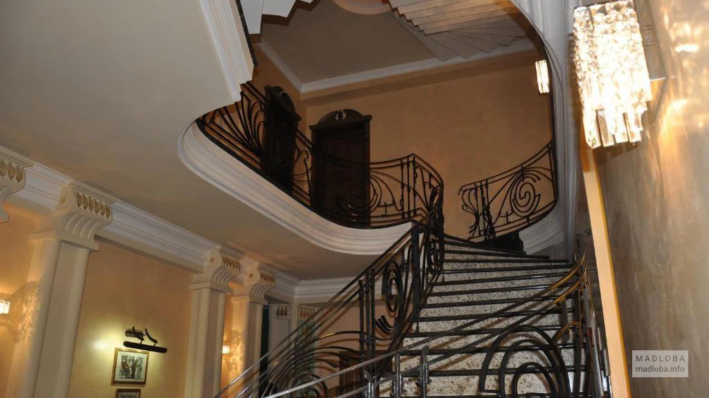 Лестница на второй этаж в отеле Amber