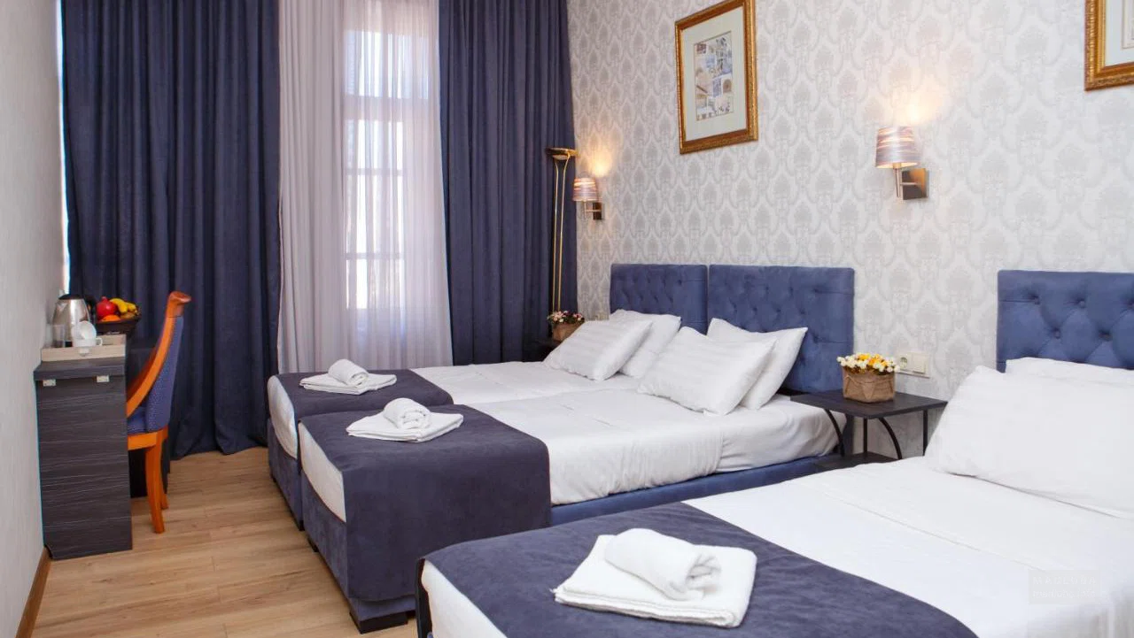 Кровать в номере гостиницы Arc Tbilisi