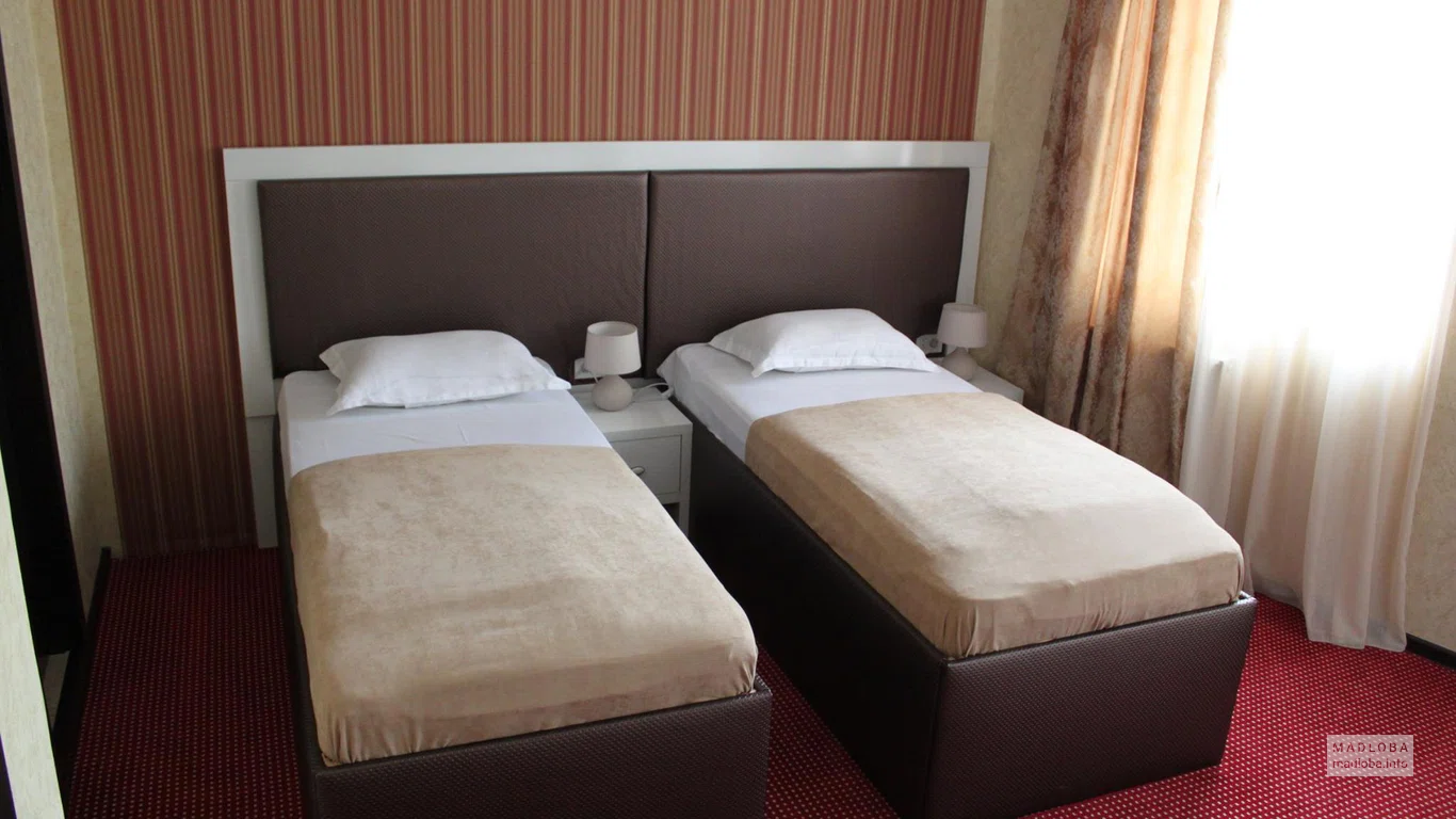 Кровать в номере отеля Авлабари