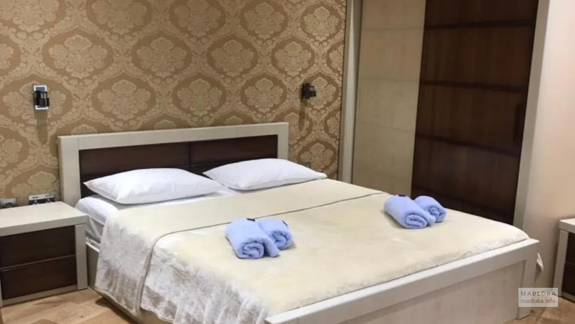 Кровать в номере гостиницы Бараташвили 12