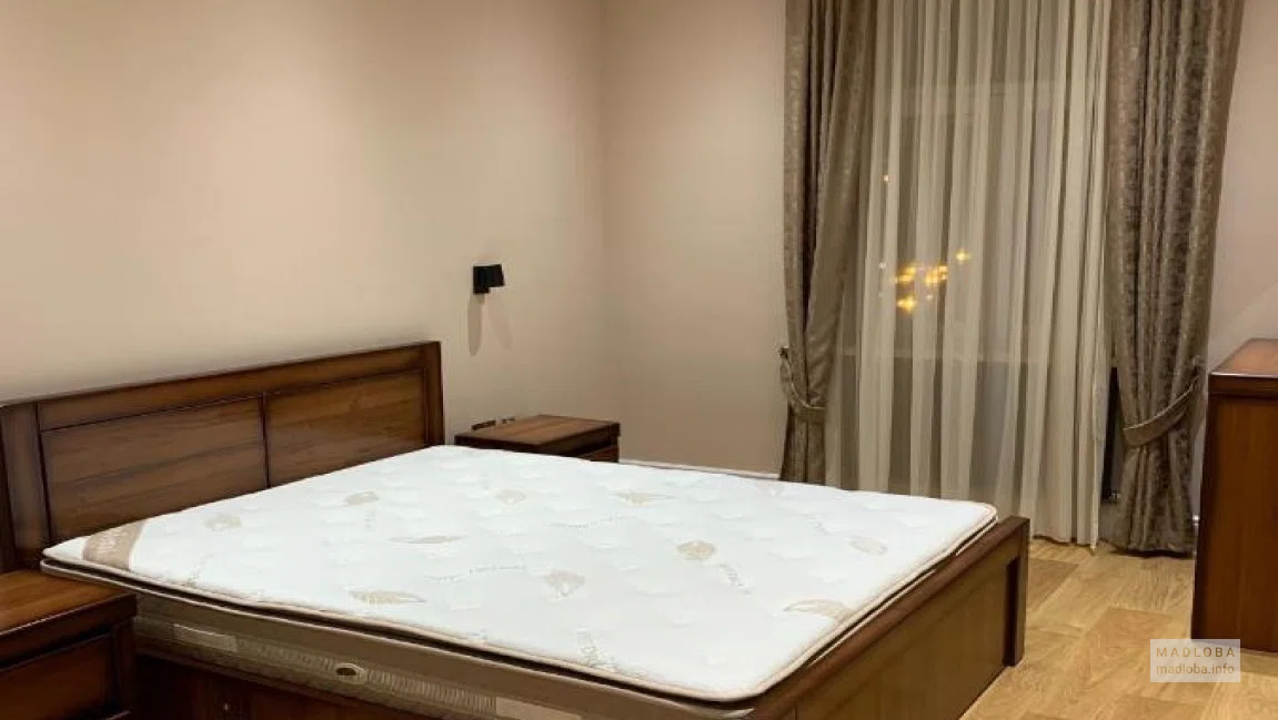 Интерьер спальни в номере гостиницы Бараташвили 12