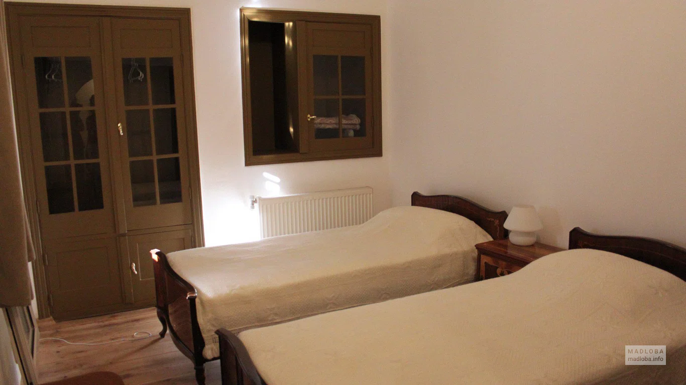 Кровати в номере Hotel Central в Тбилиси