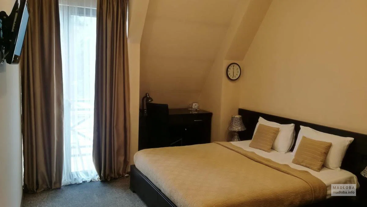 Кровать в номере Hotel Diplomat в Грузии
