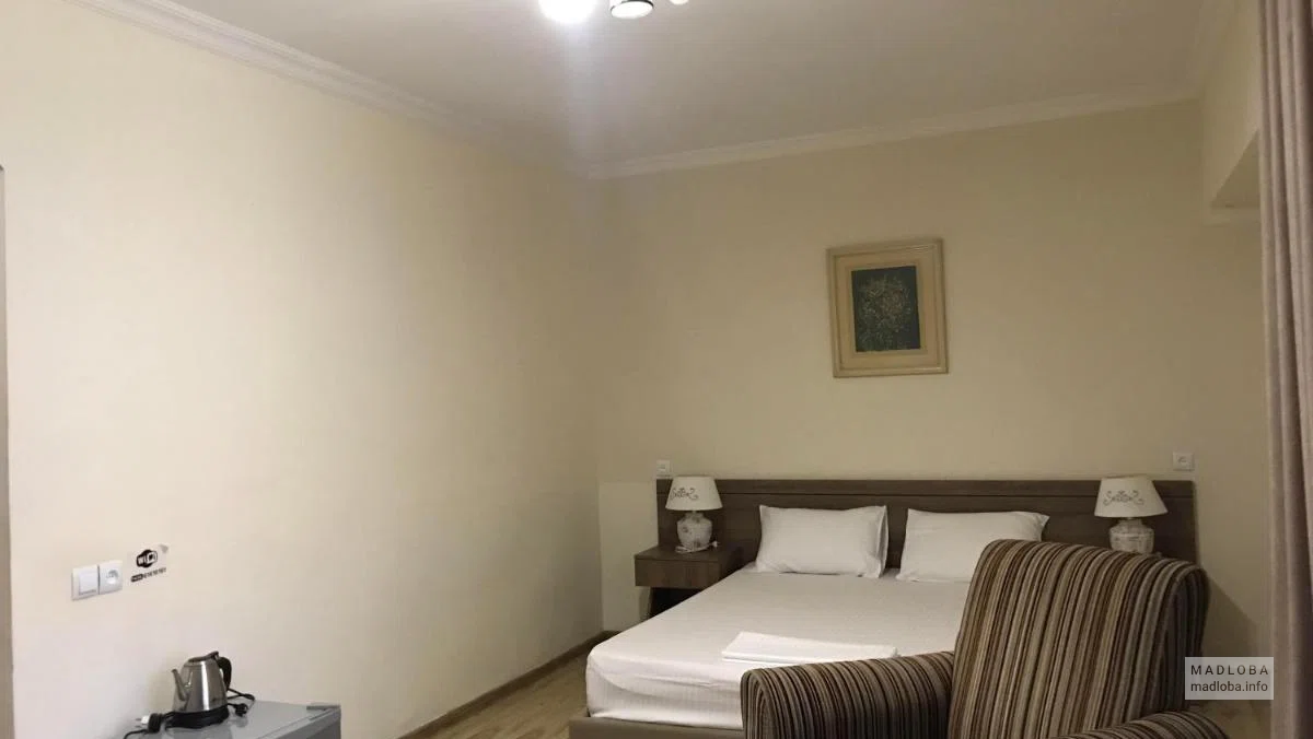 Кровать в номере отеля Гранд