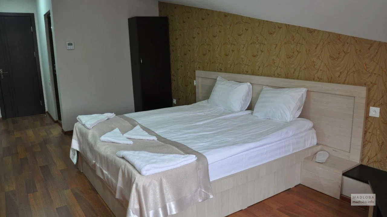 Кровать в номере отеля Империал в Грузии