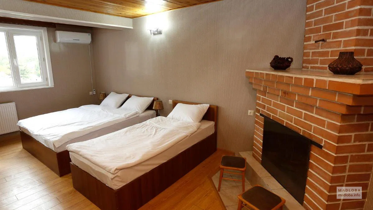 Кровать у камина в мини-гостинице "Каланга"