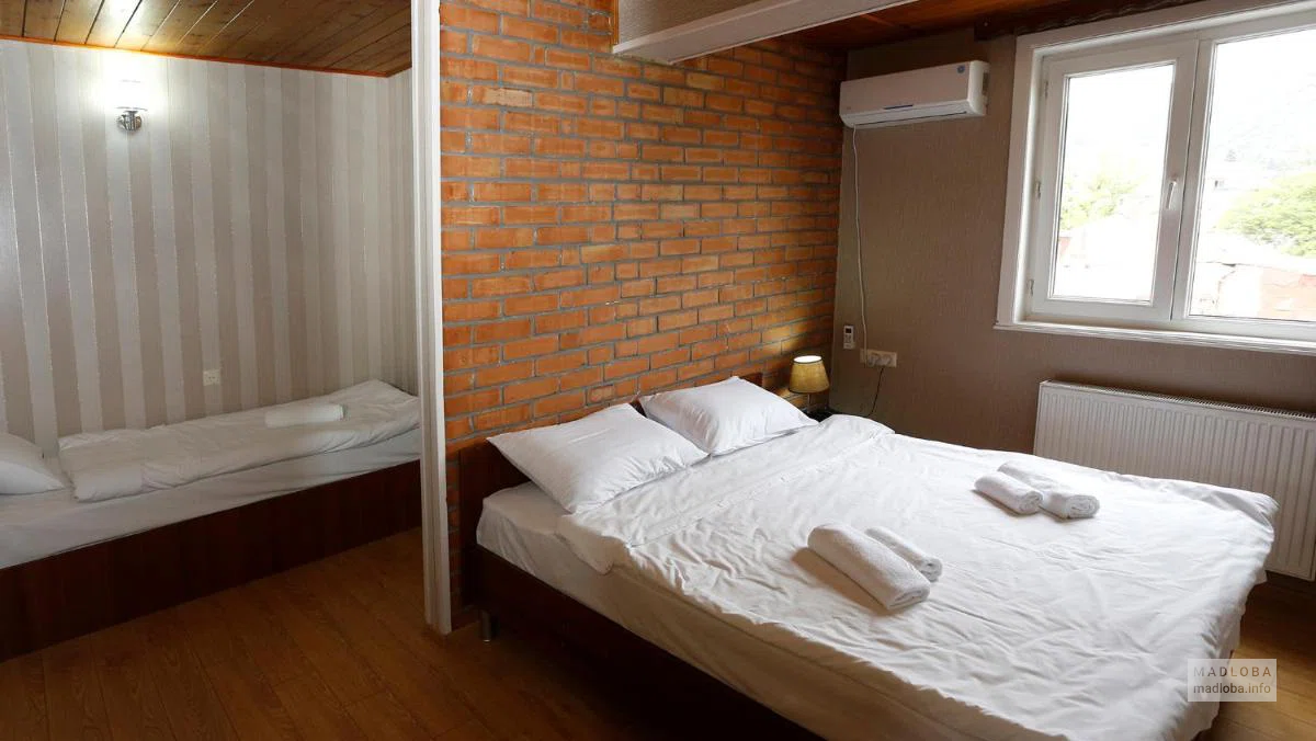 Кровать в номере мини-гостиницы "Каланга"