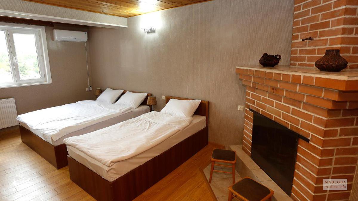 Кровать у камина в мини-гостинице "Каланга"
