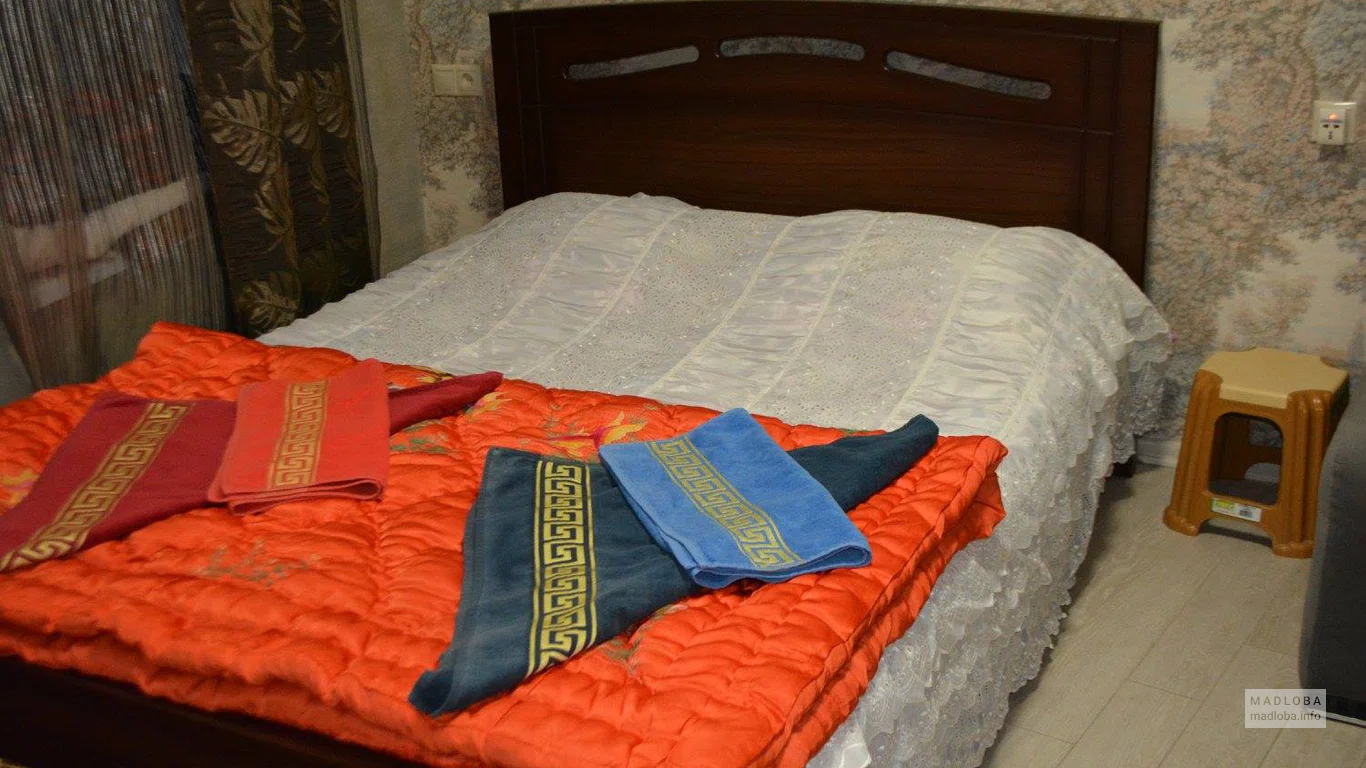 Кровать в гостинице Кристина в Грузии