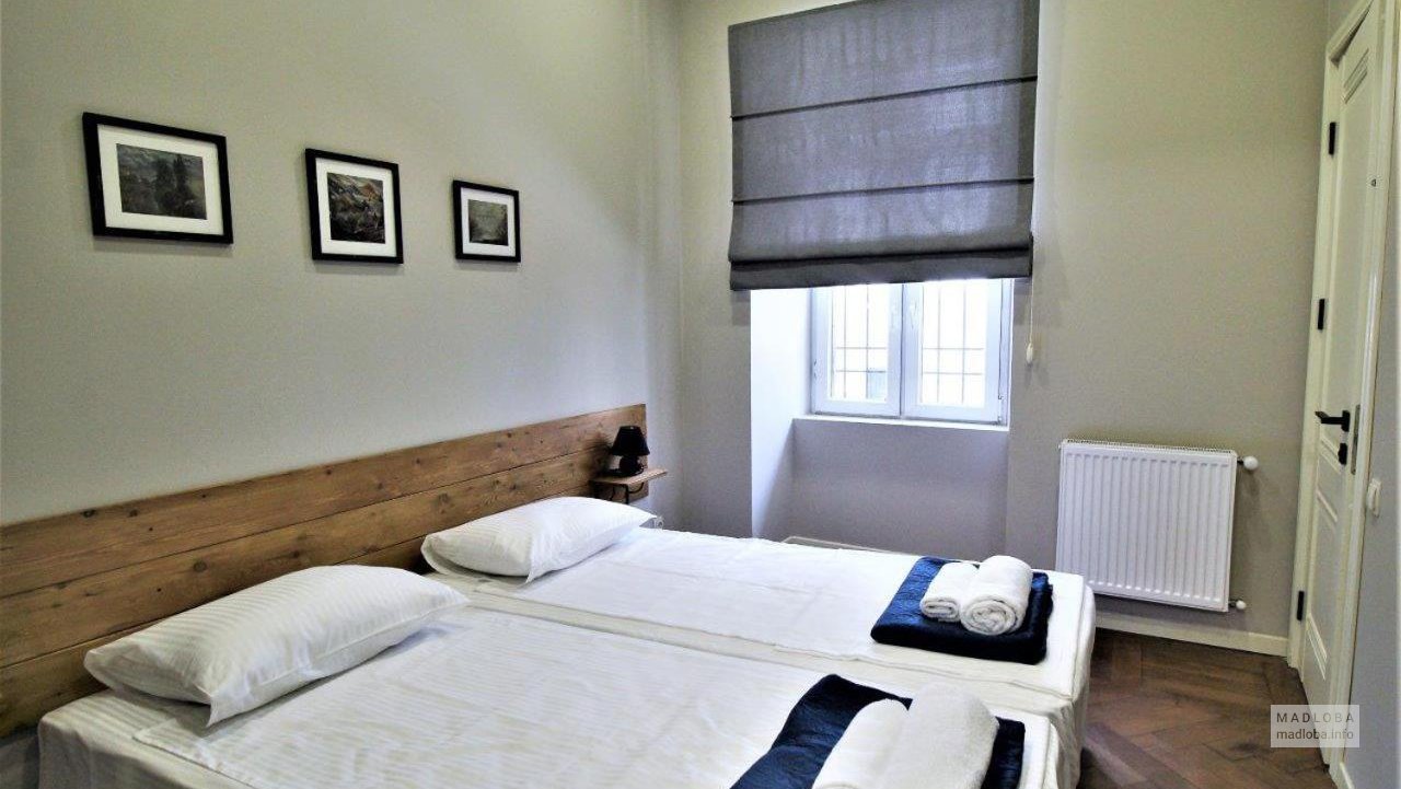 Кровать в номере отеля Лофт в Грузии