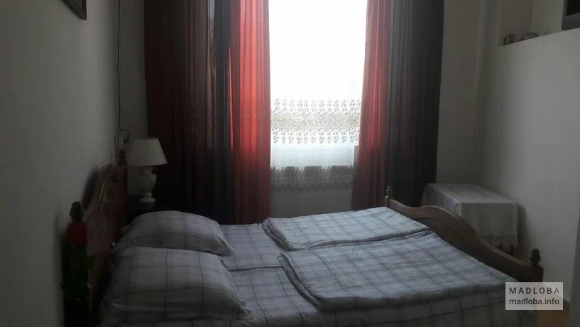 Кровать в гостинице ММГ в Тбилиси
