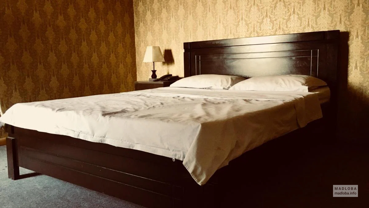 Кровать в отеле Ницца в Грузии