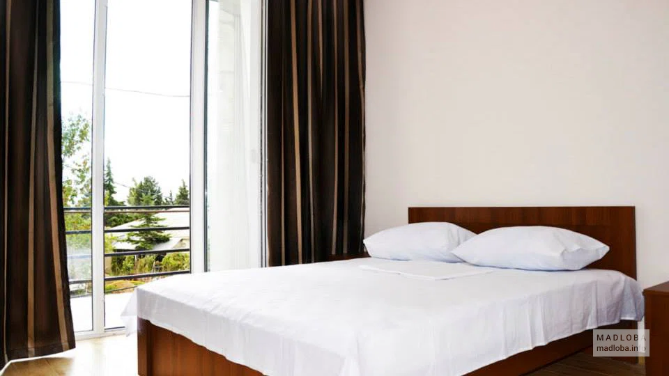 Кровать в номере отеля в Тбилиси