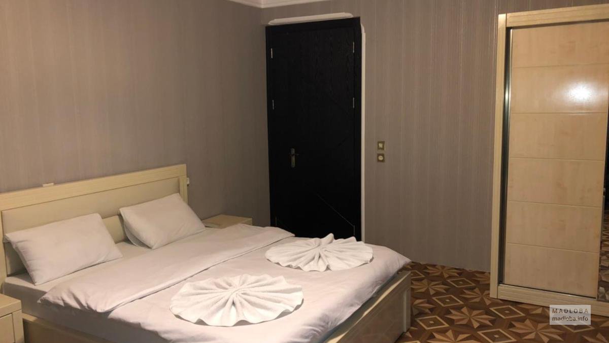 Кровать в номере отеля Old Villa Metekhi