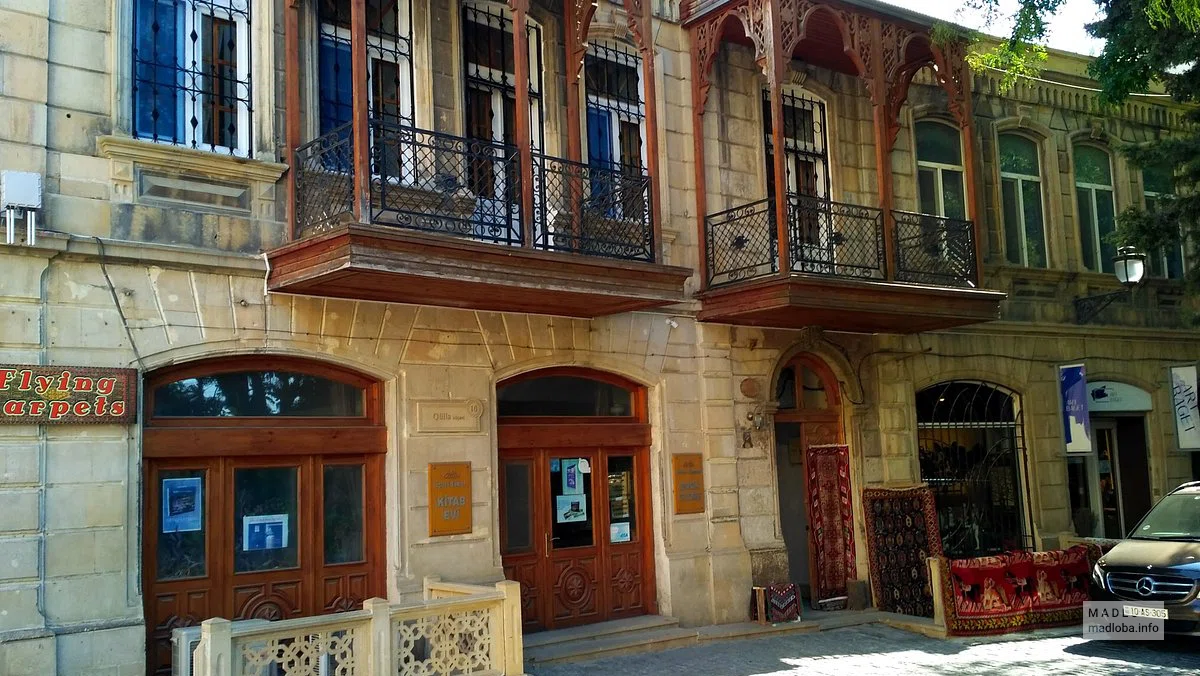 Фасад здания отеля Ренесанс