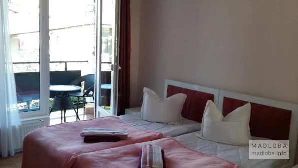 Кровать в номере отеля Ренесанс