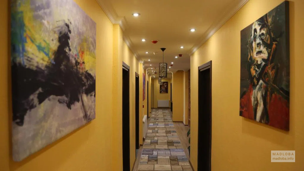 Интерьер коридора в отеле Софт