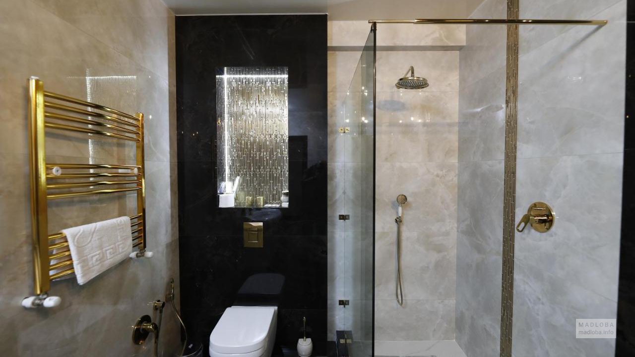 Ванная комната в отеле Вилтон в Тбилиси