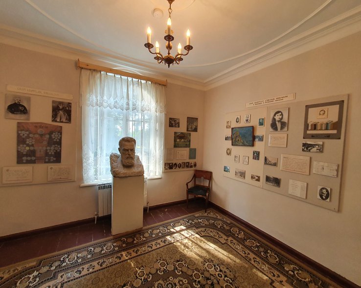 Экспозиционный зал дома-музея Нико Николадзе в Грузии