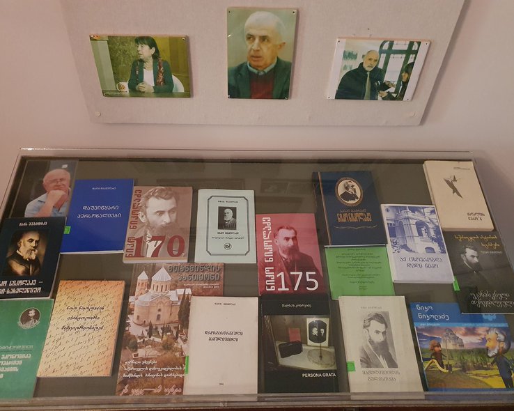 Фотографии и книги в музее Нико Николадзе в Грузии