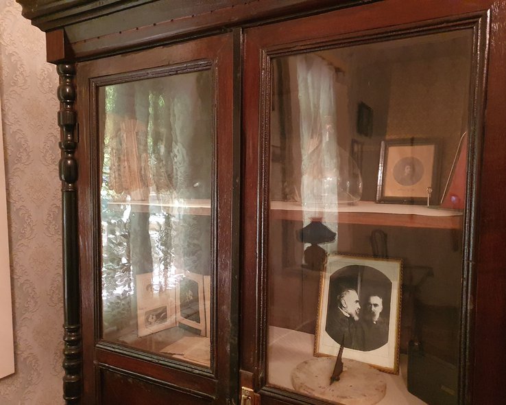 Шкаф с личными вещами Нико Николадзе в музее Грузии