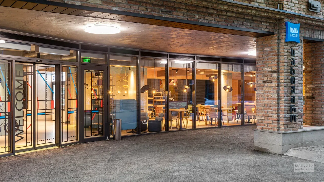 вход в отель ibis Budget Tbilisi Center