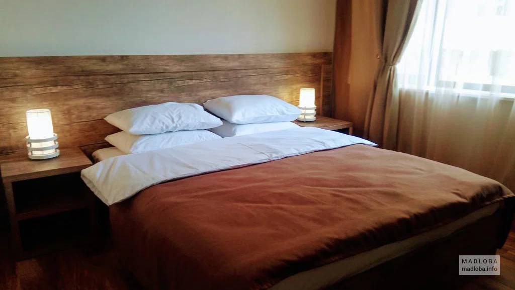 Кровать в номере отеля Irmisa в Тбилиси