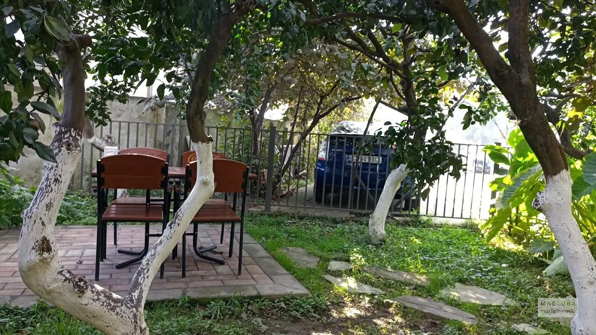 Столик в саду ресторана Исхак Уста