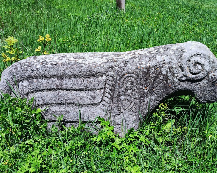 Статуя древнего животного в музее-заповеднике в Грузии
