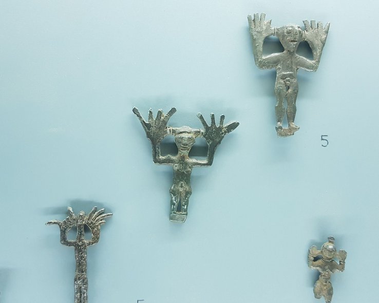 Бронзовые амулеты в музее Макалатия в Гори