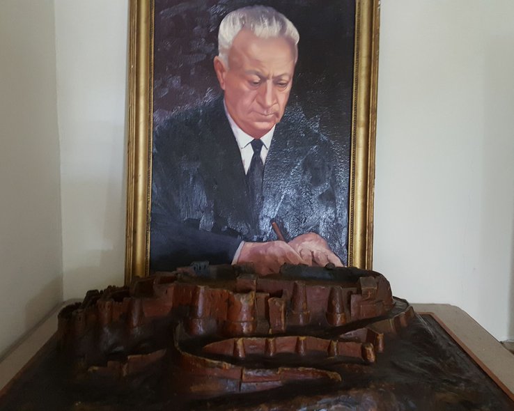 Портрет представлен в историко-этнографическом музее Гори