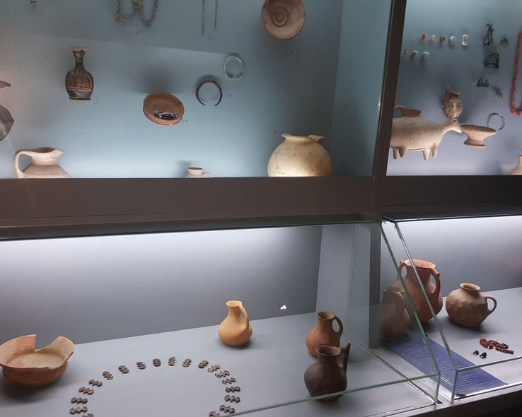 Выставочная витрина с глиняными изделиями в музее Гори