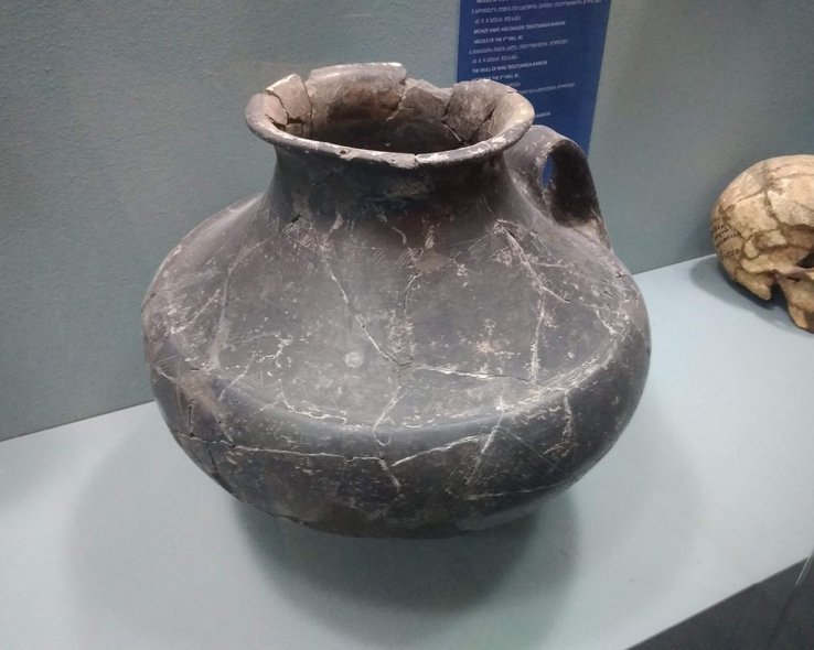 Глиняный кувшин представленный в музее Гори
