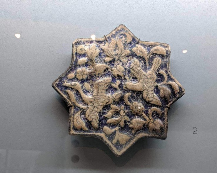 Керамическая плитка в музее Серги Макалатия в Тбилиси