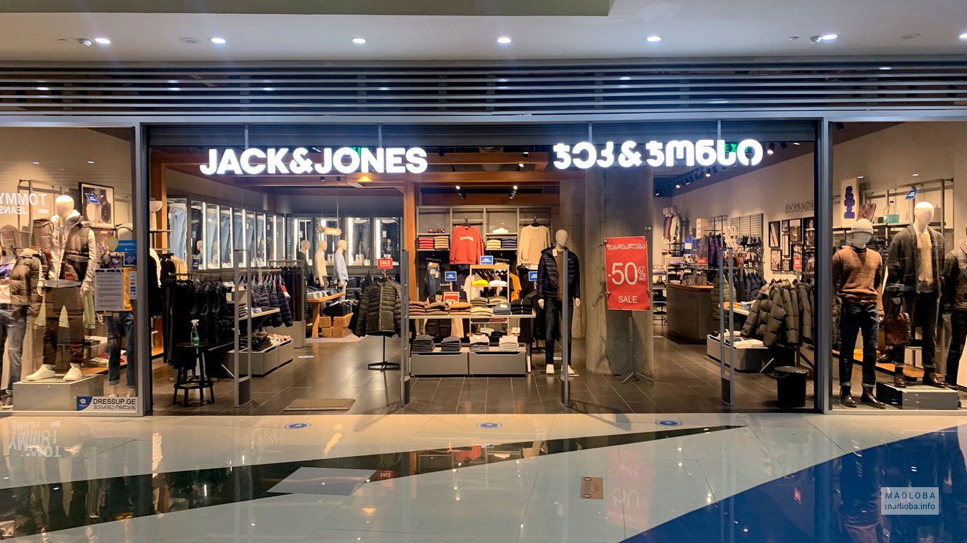 Вход в магазин одежды Джек эн Джонс Джорджия