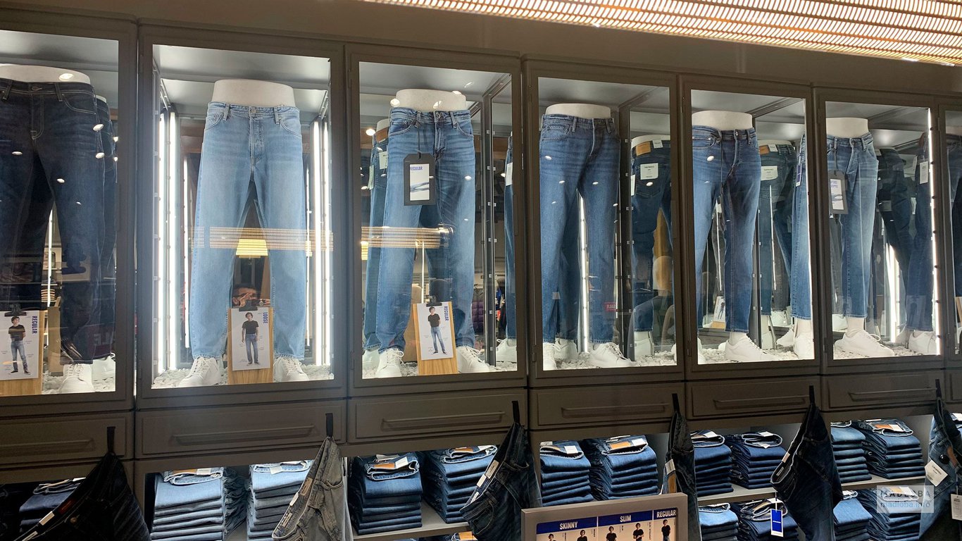 Витрина с джинсами в магазине одежды в Грузии