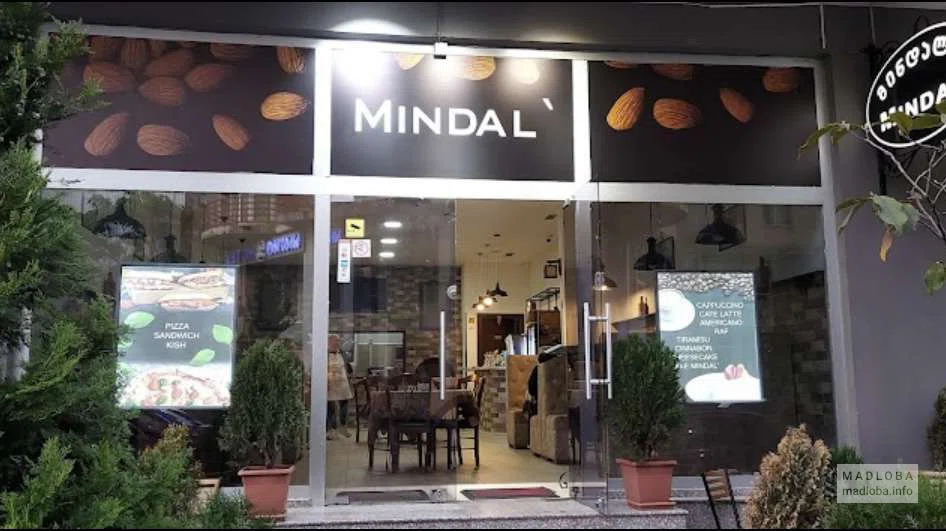 Вход в кафе Миндаль
