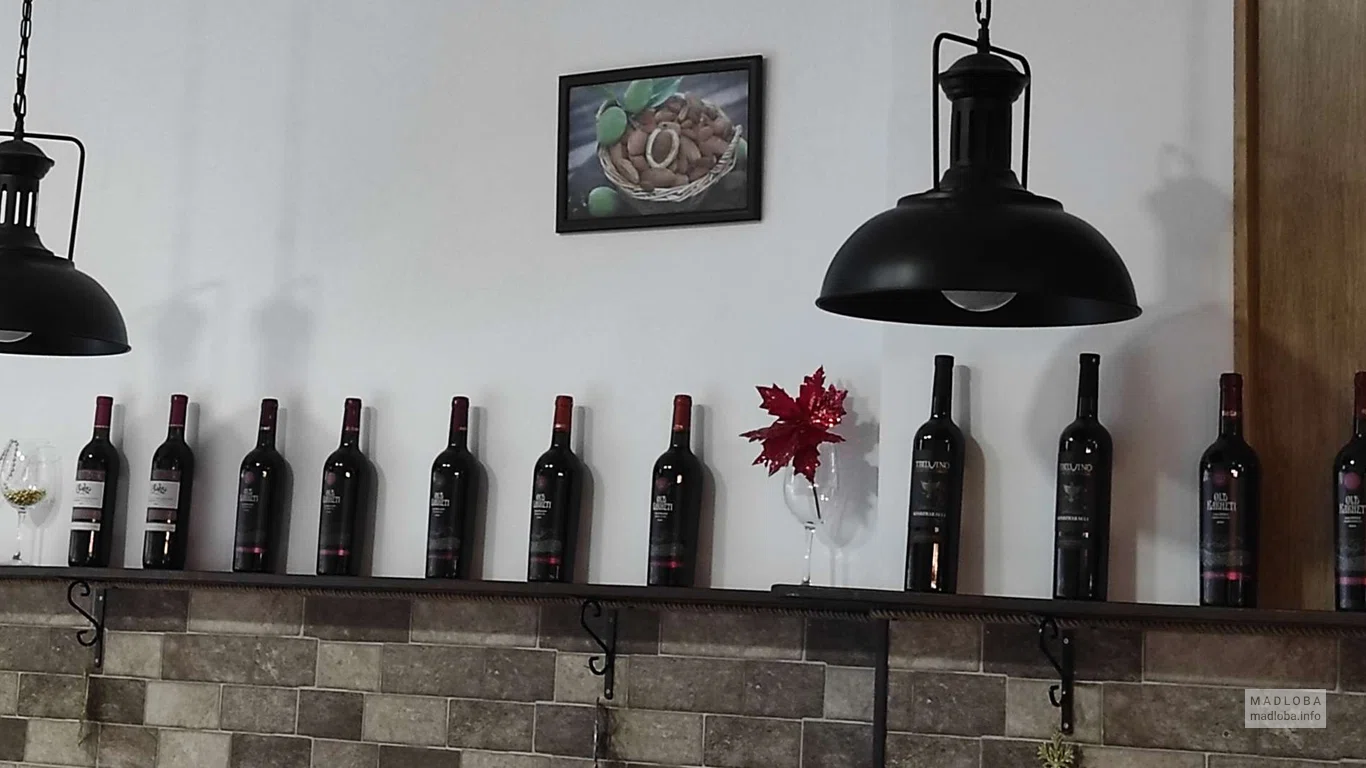 Коллекция вин в кафе Миндаль