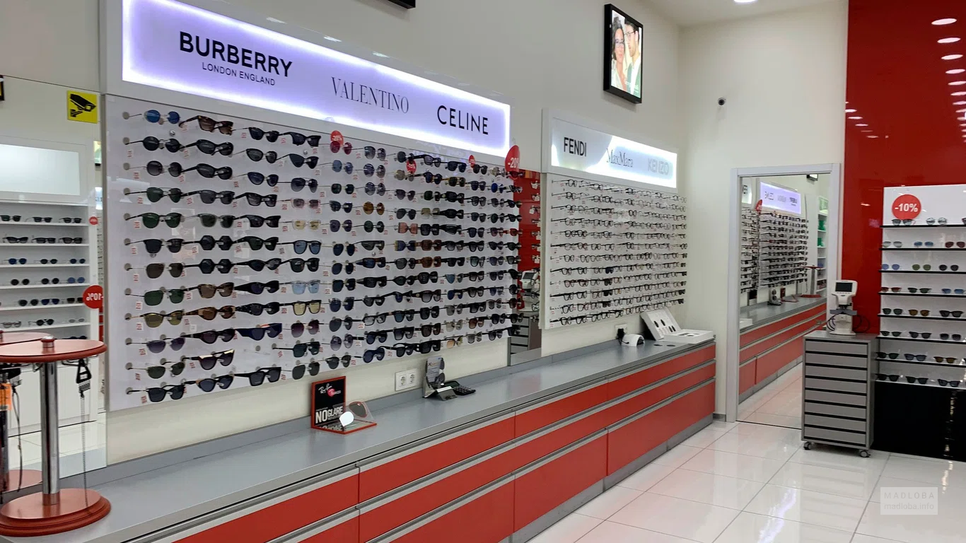 Полки с очками в магазине оптики Кенари