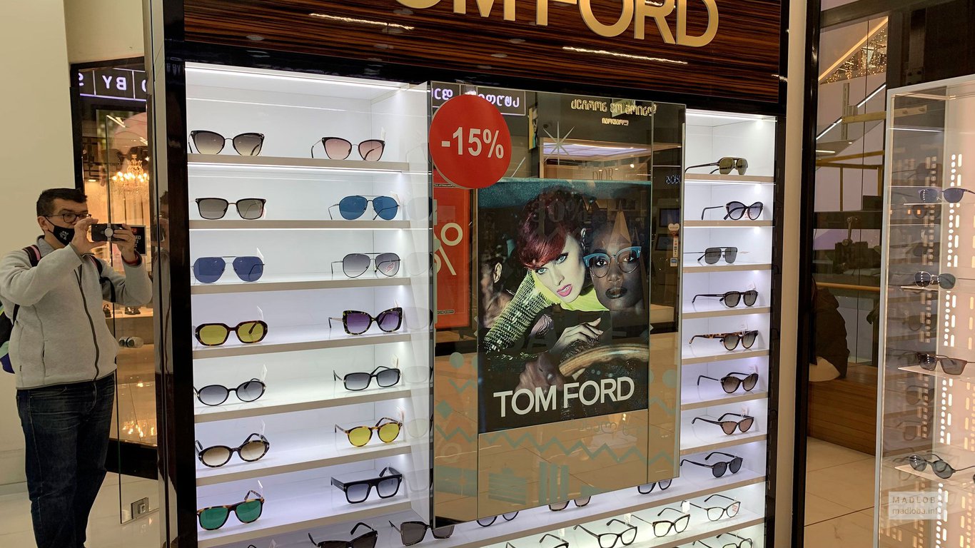 Разноцветные очки в магазине оптики Кенари