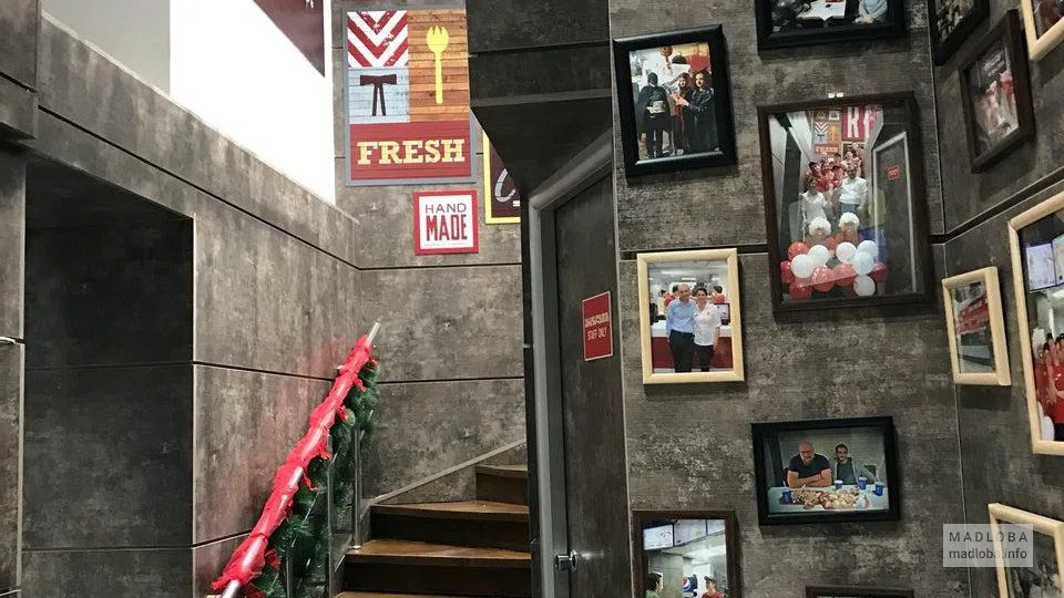Лестница в кафе КФС