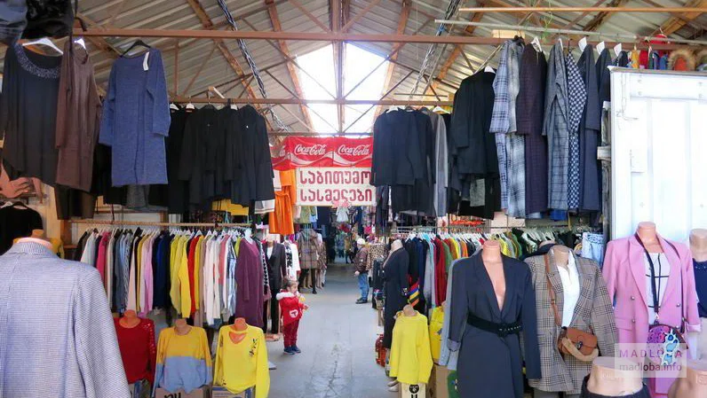 Женская одежда на рынке Хопа