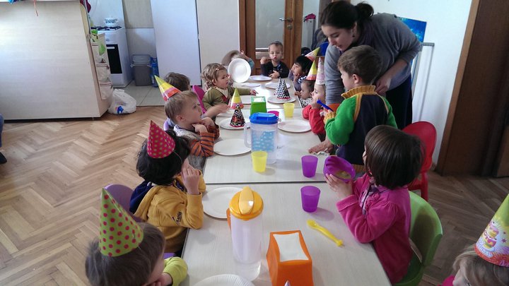 ტაბულა რასა ინგლისური საბავშვო ბაღი თბილისში რუსულენოვანი ბავშვებისთვის