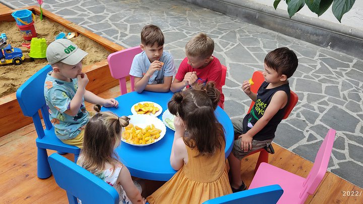 ყვითელი წყალქვეშა საბავშვო ბაღი თბილისში რუსი ბავშვებისთვის